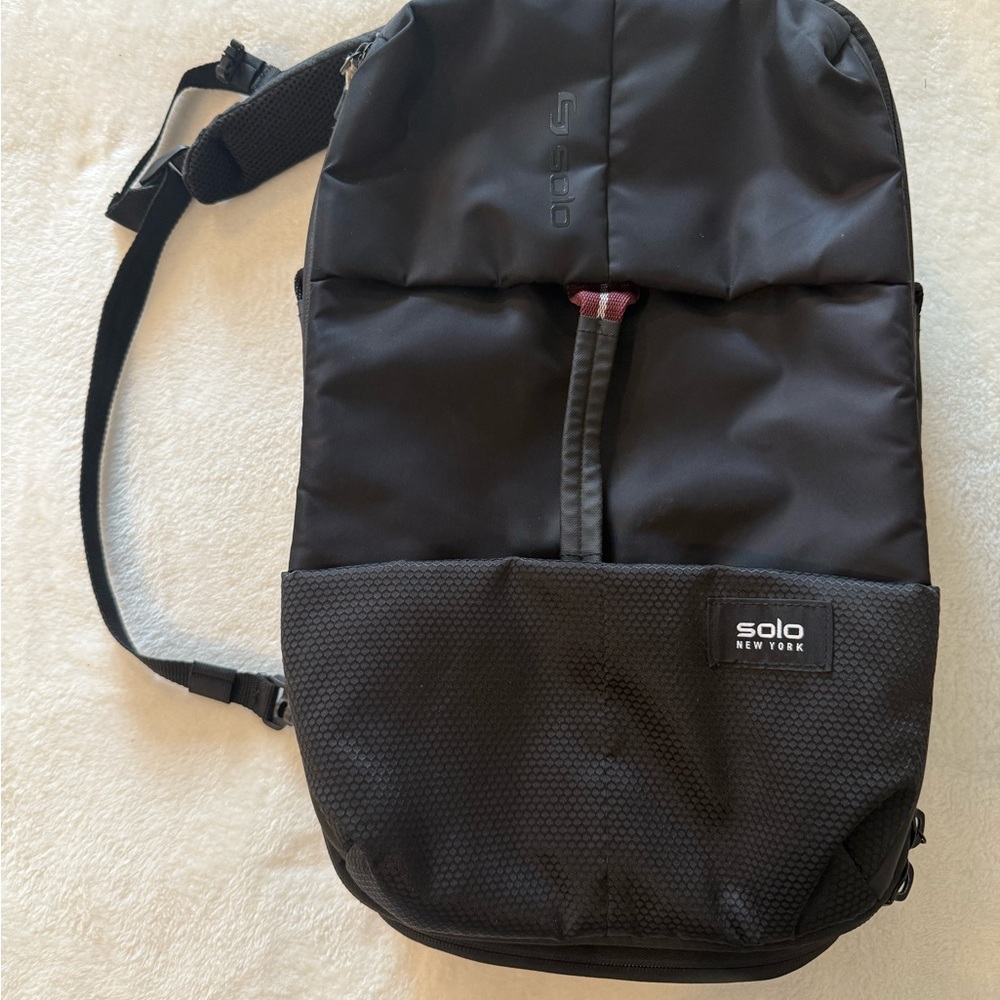 Solo New York  Sling Bag Universal Tablet Cushion Zip Black And Burgundy